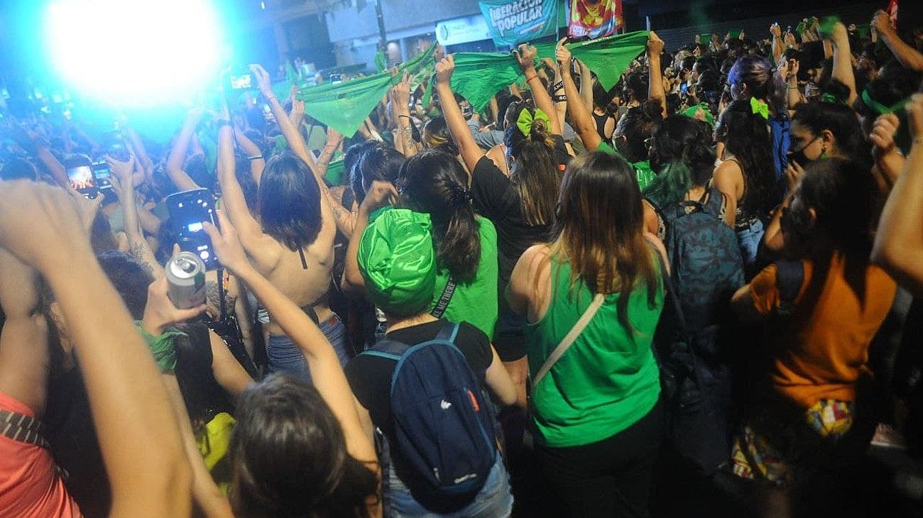 Festejos verdes frente al Congreso tras la aprobación del aborto en el Senado.