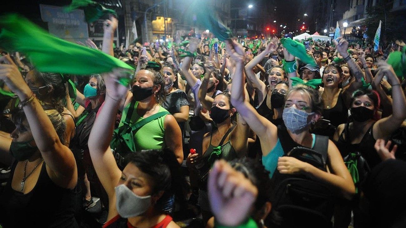 Festejos verdes frente al Congreso tras la aprobación del aborto en el Senado.