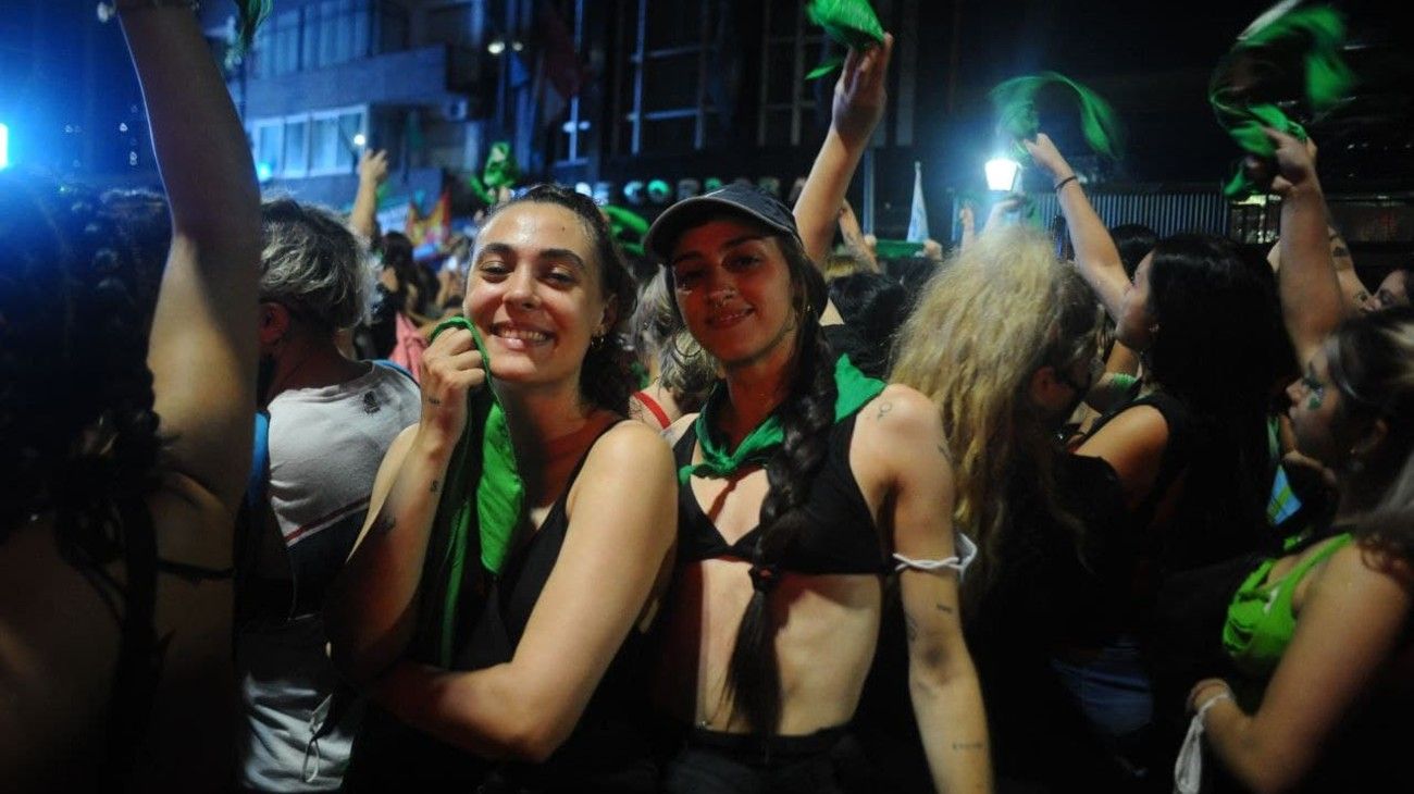 Festejos verdes frente al Congreso tras la aprobación del aborto en el Senado.