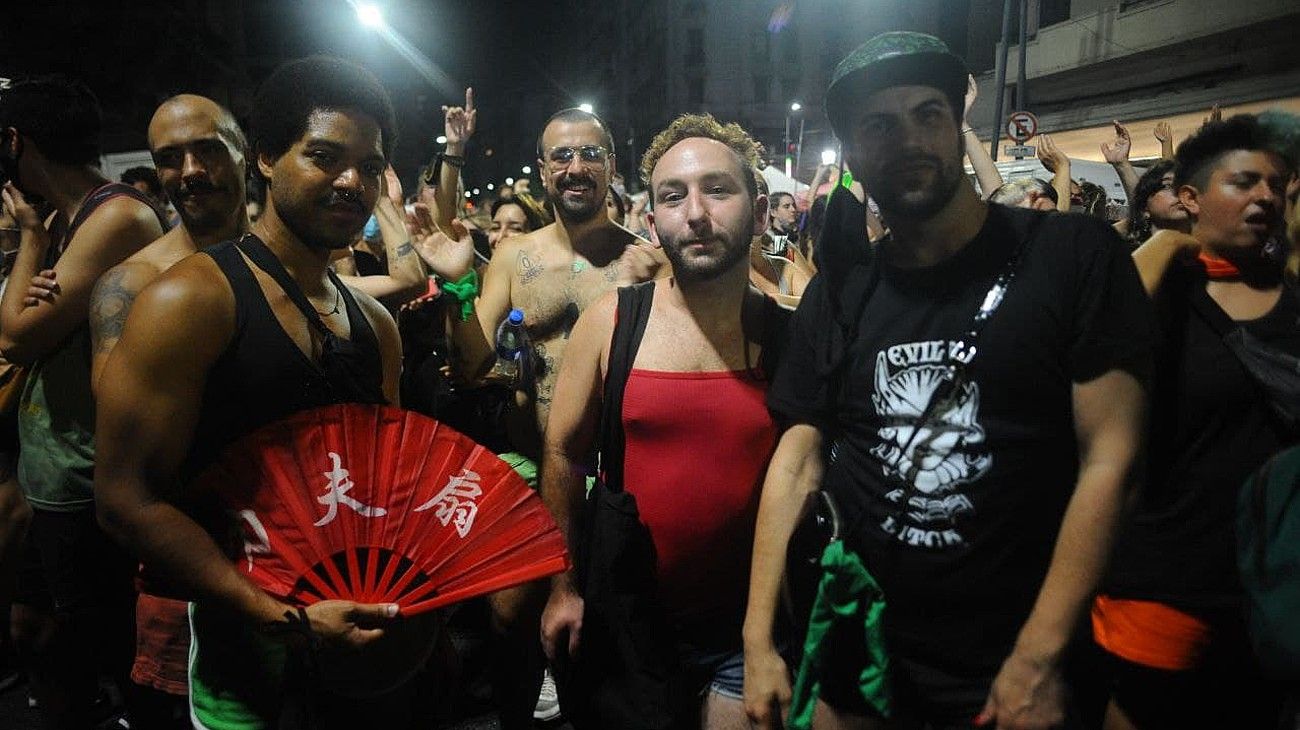 Festejos verdes frente al Congreso tras la aprobación del aborto en el Senado.