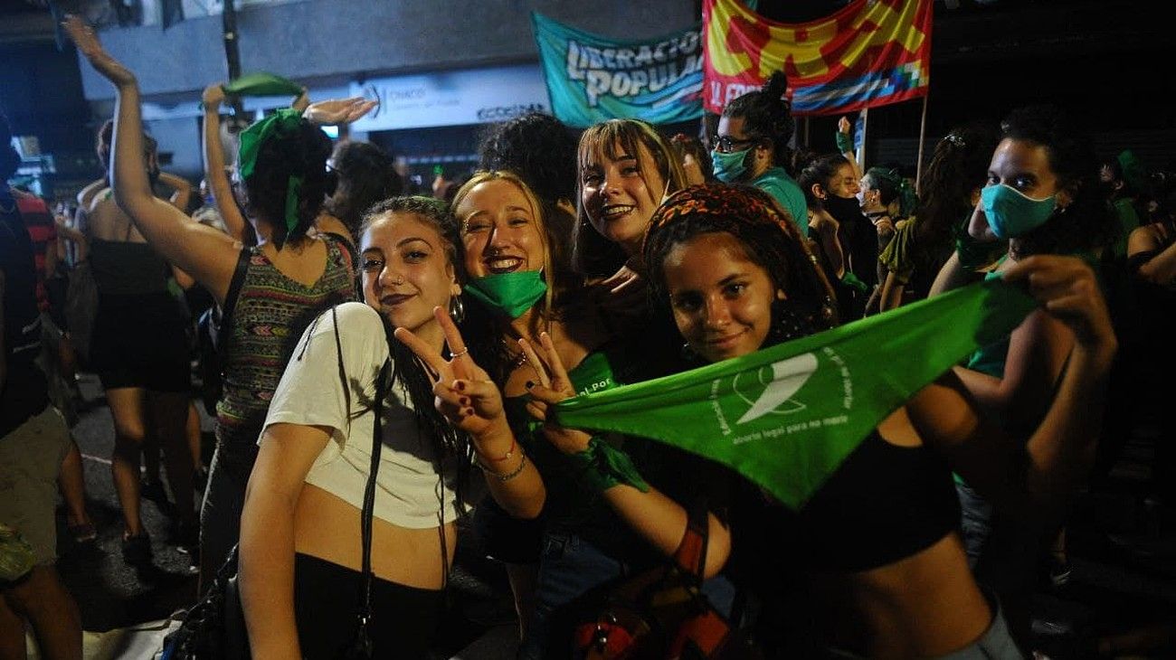 Festejos verdes frente al Congreso tras la aprobación del aborto en el Senado.