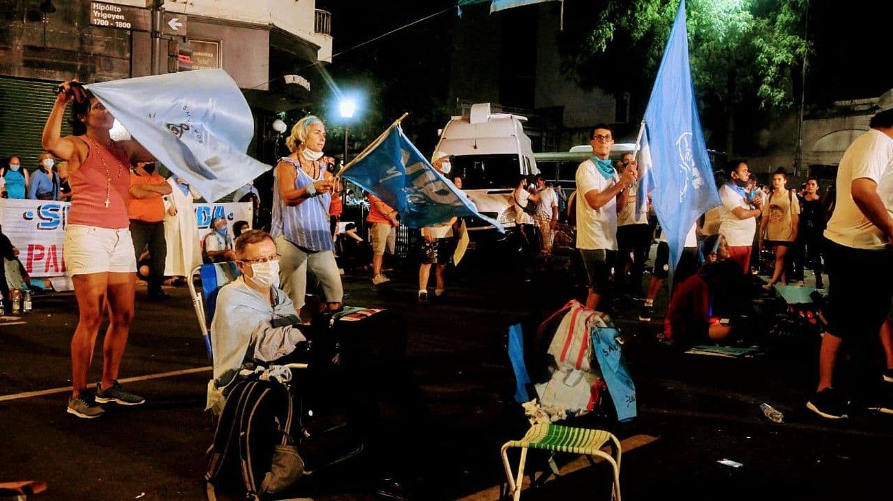 Frustración en la plaza celeste tras la aprobación del aborto en el Senado.