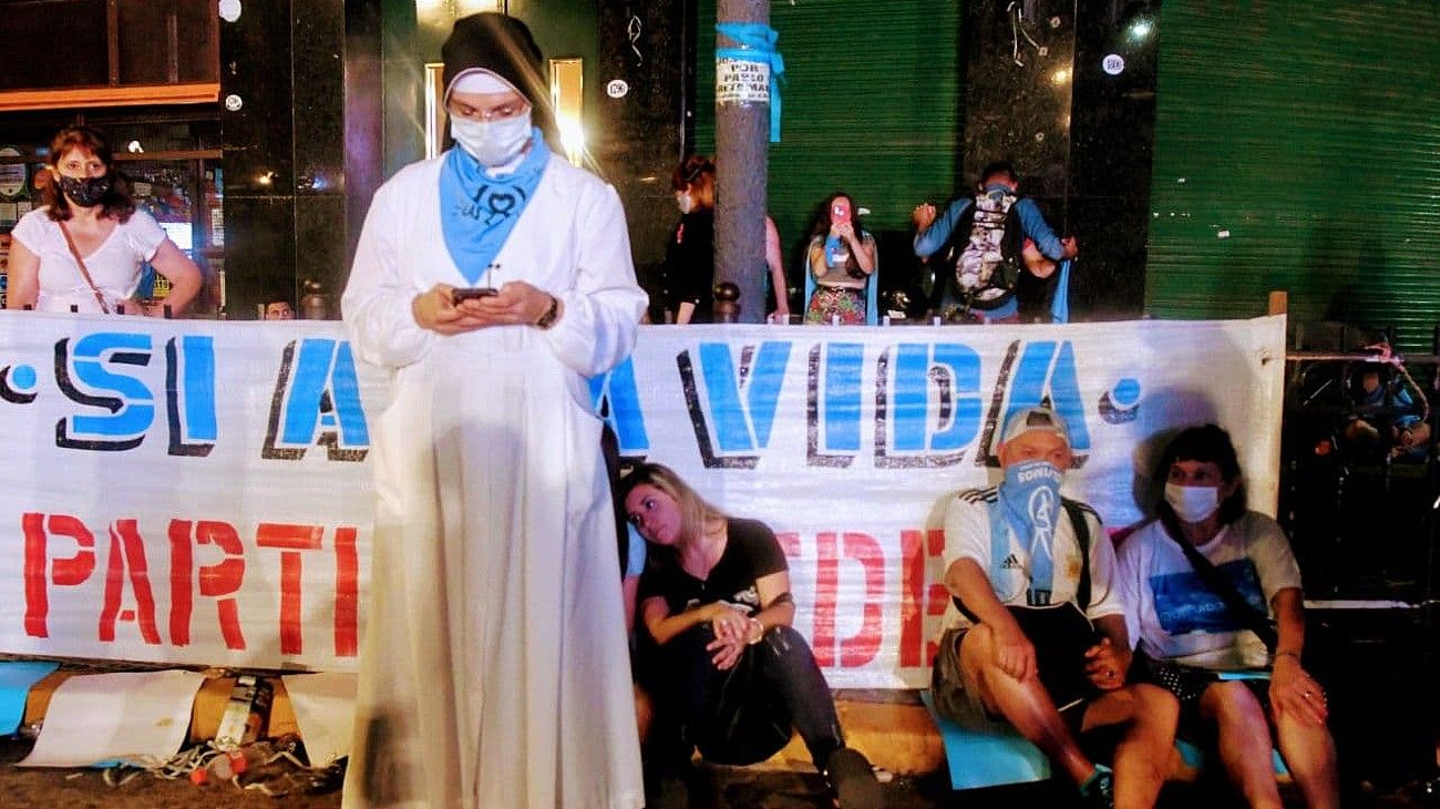 Frustración en la plaza celeste tras la aprobación del aborto en el Senado.