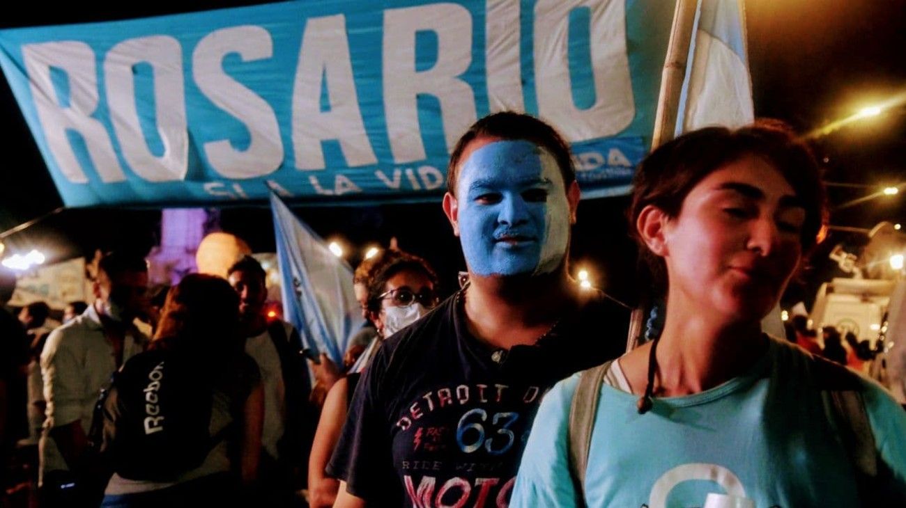 Frustración en la plaza celeste tras la aprobación del aborto en el Senado.