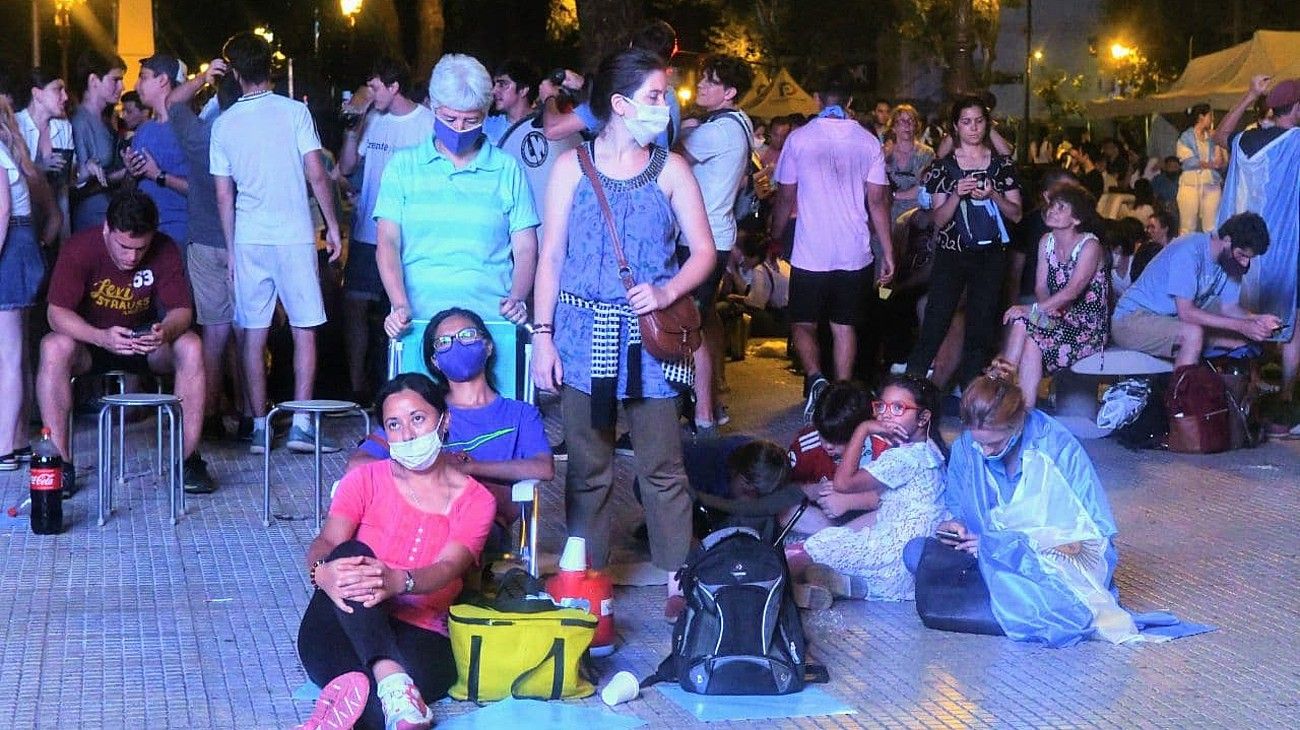 Frustración en la plaza celeste tras la aprobación del aborto en el Senado