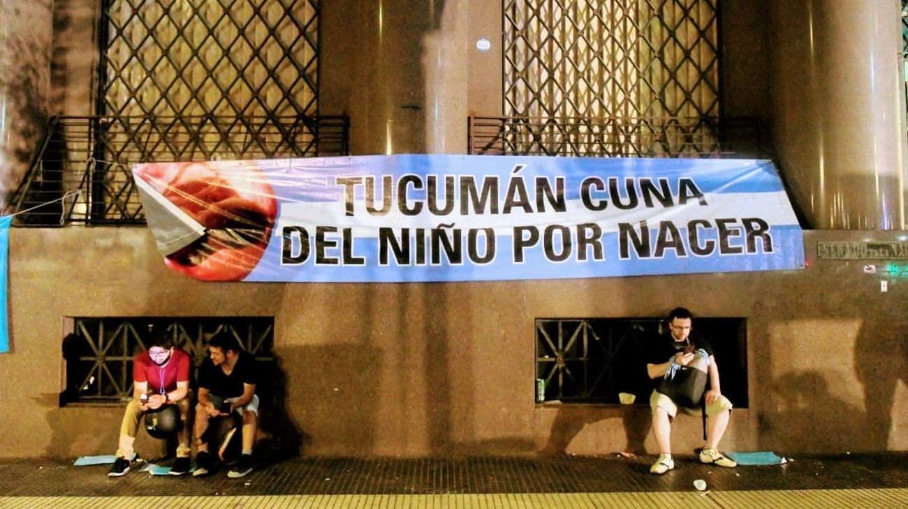 Frustración en la plaza celeste tras la aprobación del aborto en el Senado