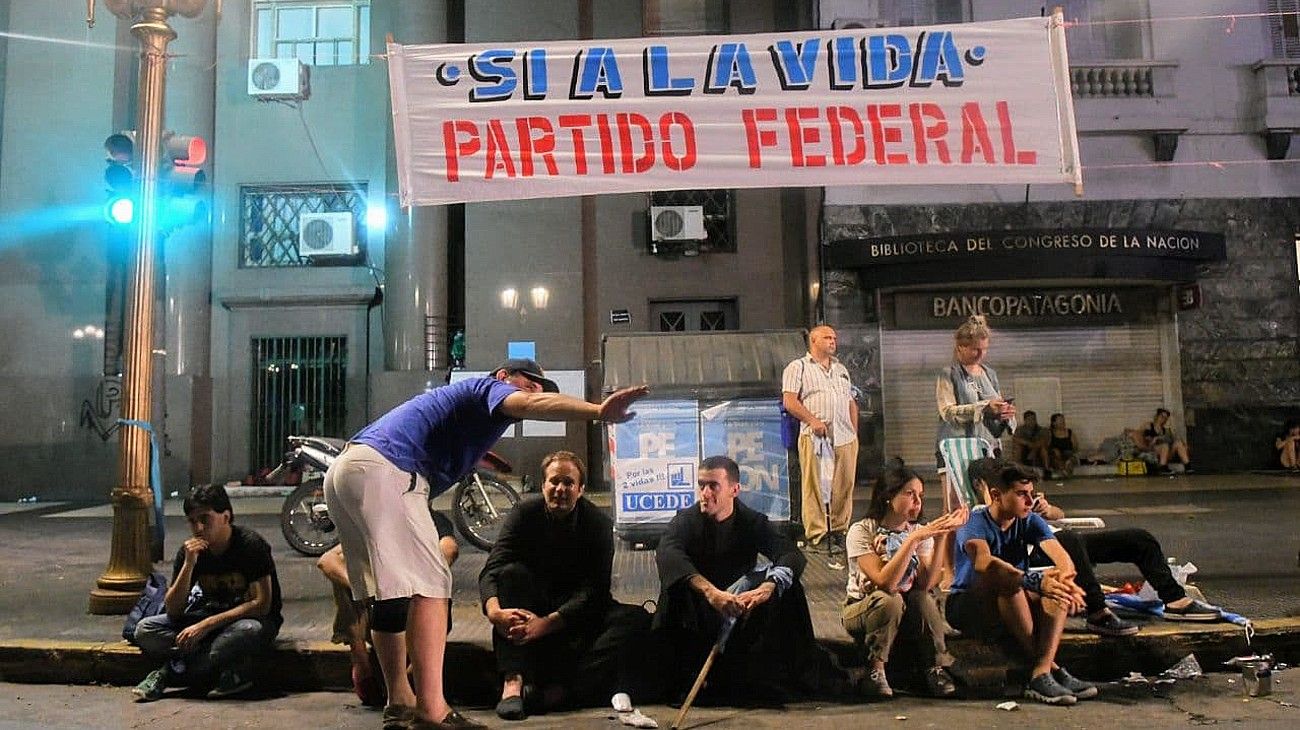 Frustración en la plaza celeste tras la aprobación del aborto en el Senado