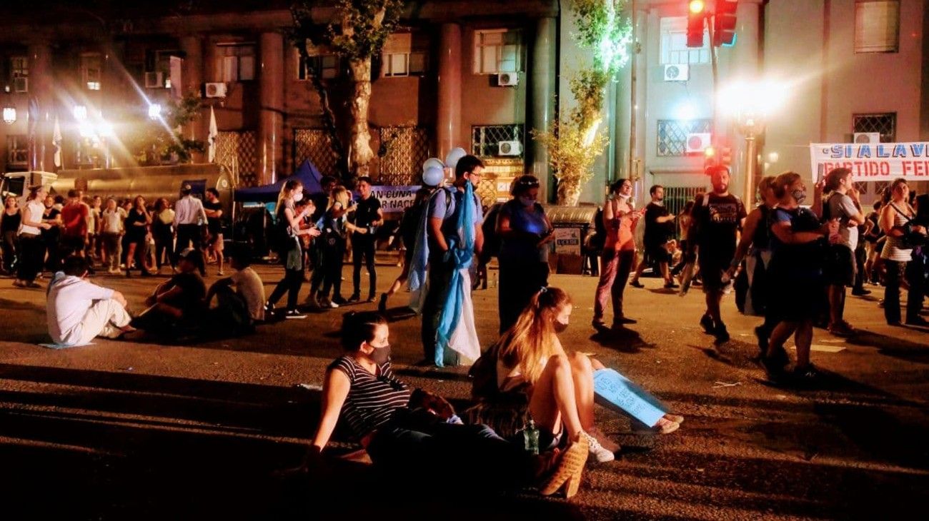 Frustración en la plaza celeste tras la aprobación del aborto en el Senado