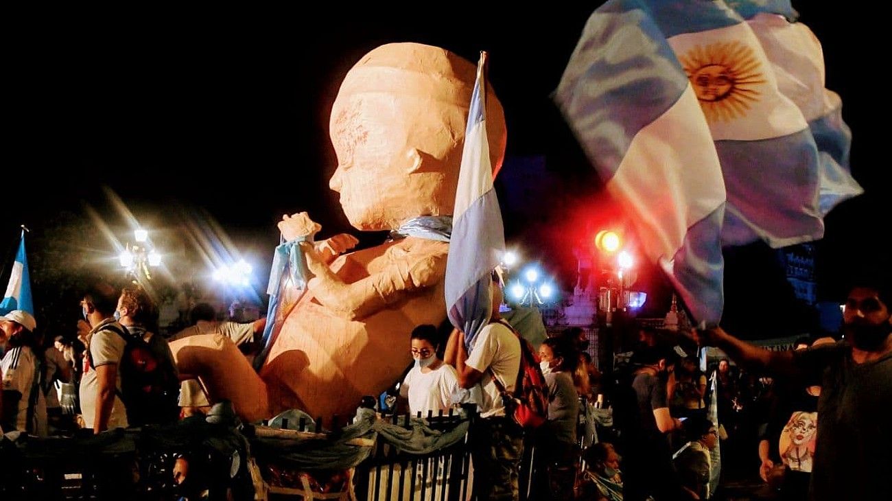 Frustración en la plaza celeste tras la aprobación del aborto en el Senado