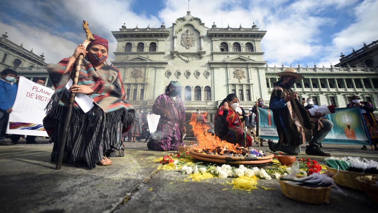 Los indígenas mayas participan en una ceremonia por el 24 aniversario de la firma de los Acuerdos de Paz de Guatemala que pusieron fin a la Guerra Civil de Guatemala (1960-1996), en la Ciudad de Guatemala. | Foto:Orlando Estrada / AFP