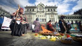 Los indígenas mayas participan en una ceremonia por el 24 aniversario de la firma de los Acuerdos de Paz de Guatemala que pusieron fin a la Guerra Civil de Guatemala (1960-1996), en la Ciudad de Guatemala.