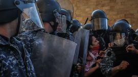 Líbano, Beirut: policías antidisturbios chocan con estudiantes universitarios y activistas antigubernamentales durante una manifestación contra las altas tasas de matrícula en medio de la actual crisis económica y el estancamiento político, frente a la Universidad Americana de Beirut.