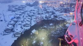 Esta imagen publicada por el Servicio de Rescate de Noruega tomada desde un helicóptero de rescate muestra casas destruidas en un cráter dejado por un deslizamiento de tierra en la ciudad de Ask, condado de Gjerdrum, a unos 40 km al noreste de la capital. Oslo.