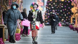 Los peatones, algunos con máscaras faciales, caminan frente a las decoraciones navideñas en un centro comercial en Moscú, en medio de la pandemia Covid-19 causada por el nuevo coronavirus.