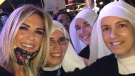 Viviana Canosa en la marcha en contra del aborto legal junto a un grupo de monjas
