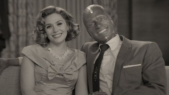 Elizabeth Olsen y Paul Bettany protagonizan la nueva y muy singular apuesta de Marvel.