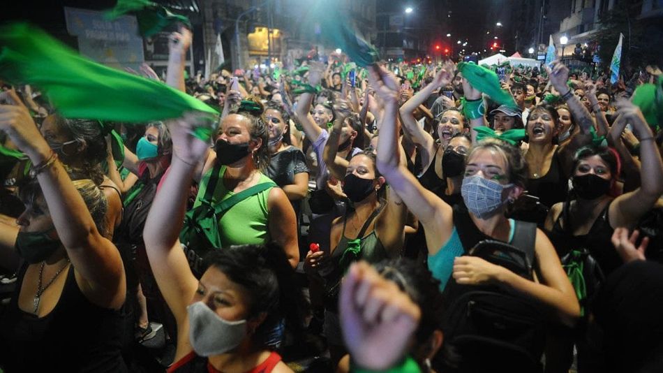 Festejos verdes frente al Congreso tras la aprobación del aborto en el Senado