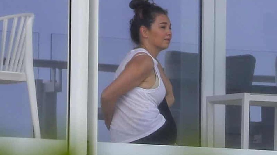 Thalía en Miami  hace yoga