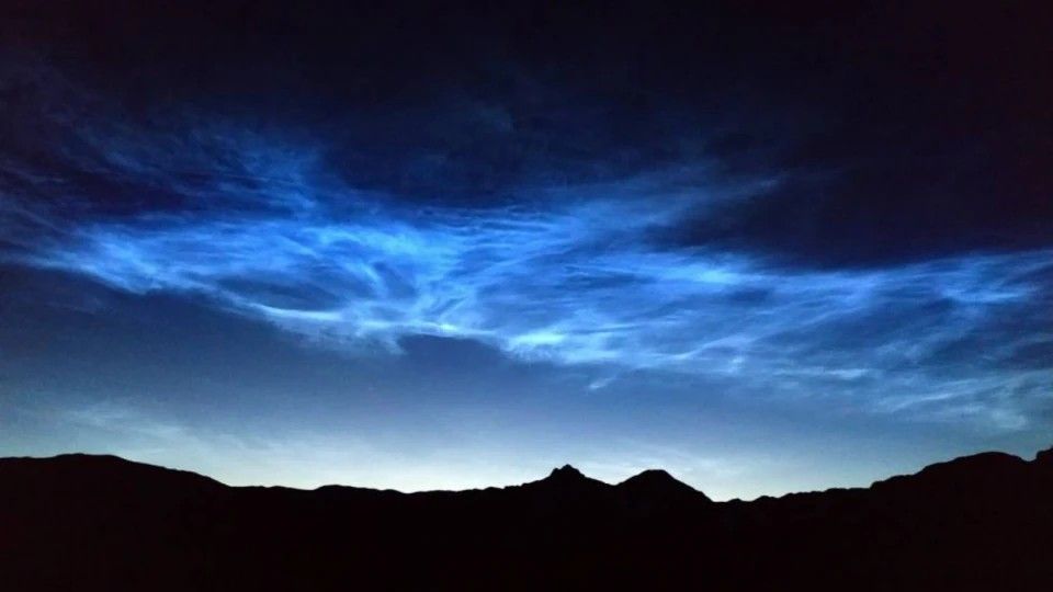 Las brillantes nubes azules y blancas se desplazan a unos 75 kilómetros de altura en una capa de la atmósfera llamada mesosfera.