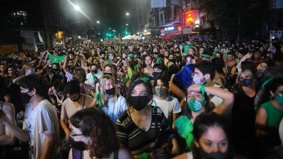 Festejos verdes frente al Congreso tras la aprobación del aborto en el Senado.
