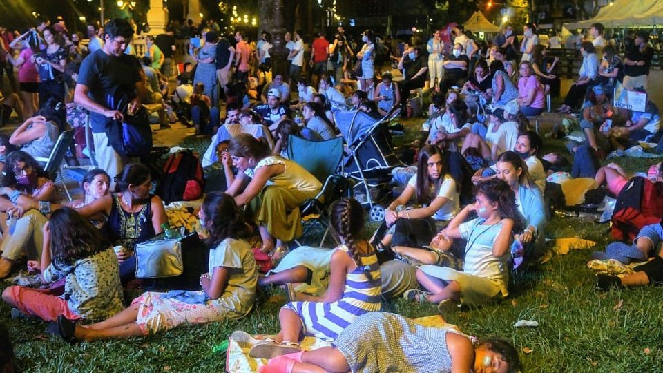 Frustración en la plaza celeste tras la aprobación del aborto en el Senado