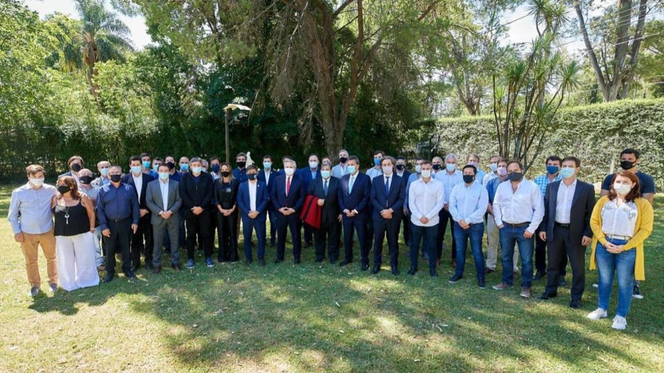 El PJ bonaerense se une y se encolumna detrás de Máximo Kirchner, apoyado por el Presidente.