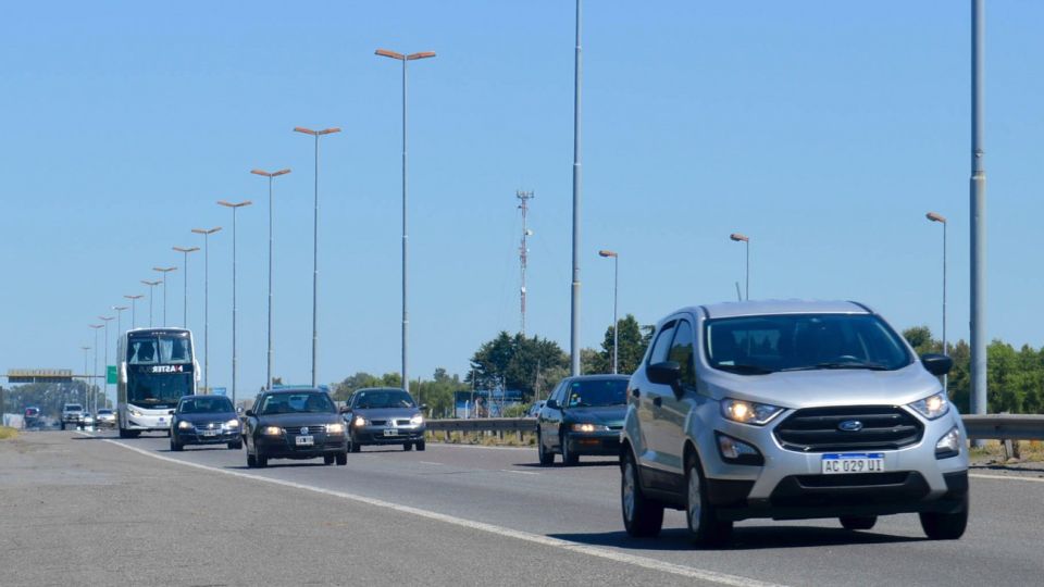 En el último fin de semana largo del año, miles de turistas viajan hacia la Costa Atlántica.