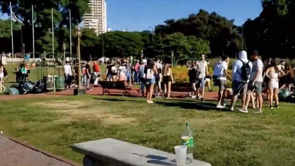 Durante un enfrentamiento entre grupos de jóvenes increparon a periodistas que transmitían en vivo.