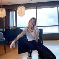 Guillermina Valdés te muestra cómo armar diferentes looks con una remera básica blanca