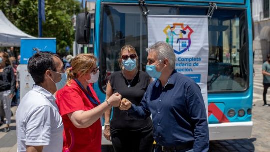 El intendente Martín Llaryora aprovechó la última semana del año para volver a acelerar a fondo. Reunión con el senador Carlos Caserio, movimientos en el gabinete municipal con la llegada de Juan Domingo Viola al Ejecutivo y anuncio de las 418 metas del gobierno marcaron los últimos días de un 2020 al que el intendente le sacó el jugo en pandemia. Esto último, confirmado por lo que ocurrió en la primera parte del año con las reformas y los resortes que el jefe comunal le quitó al Suoem, en una disputa que parece controlada, aunque vivirá sus propios capítulos en el 2021. Sobre lo que viene, el verano siempre obliga a las gestiones municipales capitalinas a encender todas las alertas por el factor climático; pero este receso tiene otras particularidades propias de la nueva -y la vieja- normalidad: la llegada de una segunda ola de coronavirus y el comienzo de un año con elecciones intermedias, donde la ciudad será el epicentro de la campaña en Córdoba. En estos ejes se enfocan cerca del intendente para pensar en el futuro inmediato. Con un año clave para la gestión mirando el 2023, con fondos que esta vez llegarán desde las dos administraciones -Nación y Provincia- y la ciudad pensada como cabecera de la región metropolitana, el ‘Amba’ sobre el que ya se viene trabajando en el llaryorismo. El bendecido. En el PJ provincial cada vez son más los dirigentes que descartan cualquier opción 2023 que no sea Llaryora. De ese lote de nombres que había hasta hace un tiempo, todo se acotó solo al intendente a la hora de pensar en la sucesión del gobernador Juan Schiaretti. Y ese mismo razonamiento sobrevuela en los pasillos de Balcarce 50. En los despachos de Casa Rosada los llamados y la predisposición que los funcionarios nacionales empezaron a mostrar para con la gestión municipal capitalina es visible. “Todos miran acá”, contó de manera escueta un integrante del gabinete municipal a PERFIL CORDOBA. La misma fuente agregó que este vínculo y las fotos de Llaryora con funcionarios nacionales no altera la relación del intendente con El Panal. “Saben que tenemos que hacerlo porque no nos queda otra; necesitamos los fondos”, agregó el funcionario a este medio. El disparador vino porque esta semana en la Municipalidad se produjo un encuentro que no se había anunciado en la previa: Llaryora recibió al senador Carlos Caserio, hoy distante de Schiaretti, y uno de los que empezó a caminar con la mirada puesta en las Legislativas de este año. En el encuentro, el intendente aprovechó para pedir que el parlamentario, que tiene incidencia en el ministerio de Transporte de Nación, interceda por el proyecto del Ferrourbano, uno de los ejes de la campaña 2019. Y esta no fue la única referencia a este medio de transporte en la semana: un día antes, en la presentación del plan de metas, también se lo mencionó y por las dudas, desde la Provincia algunos se encargaron de recordar que la gestión de Schiaretti anunció una partida de 300 millones de pesos para el proyecto. Acerca del diálogo con Caserio, con quien había existido un contrapunto desde el Palacio 6 de Julio por el reparto de subsidios al transporte a mediados de año, poco trascendió en clave política. Pero aquellos que transitan los pasillos del Municipio sostienen que, si el diálogo político continúa, será con otros interlocutores designados por Llaryora y no con el intendente en el primer plano de la foto. Bacheo, cloacas y Circunvalación. “Se viene un año muy fuerte en obras. Hay fondos propios, sumados a los que van a llegar, y eso se va a ver en la primera parte del 2021”. La frase la disparó en los últimos días del 2020 un dirigente que conoce y mucho al intendente. Y la respaldó con la recaudación posterior a los aumentos y los recortes al Suoem. En tanto, acerca de lo que llegará de Nación, en el 2020 hubo una buena cantidad de visitas y supervisión de trabajos desde Obras Públicas, el ministerio que encabeza Gabriel Katopodis e integra Martín Gill. El primer arribo fue en plena pandemia y para supervisar la obra de cloacas en la planta de Bajo Grande, cuya inversión contempla una partida de 7.777 millones de pesos de Nación que incluye no solo la ampliación de la planta sino también culminar con los colectores. Obras que arrancó la gestión de Mauricio Macri pero que se estancó en 2018. Asimismo, en noviembre pasado, el propio Llaryora también agradeció al Gobierno nacional el aporte de 610 millones de pesos para obras de bacheo en Córdoba. En lo que fue uno de los varios contactos del 2020 del intendente con funcionarios nacionales de primera línea. El tercer eje de impacto electoral en materia de infraestructura no es una obra del Municipio, pero es una de las que más le sacará rédito el cordobesismo PJ: el tercer carril de Circunvalación. Schiaretti sigue de cerca los trabajos y en las recorridas se suman Llaryora y Alejandra Vigo, la diputada nacional que es una de las anotadas en el Centro Cívico para la boleta al Senado. La inversión acá de la Provincia para el total es de 3.200 millones de pesos, la intención es culminar -o avanzar al máximo, de acuerdo al contexto- en septiembre, previo a los comicios legislativos nacionales. Una foto que plasmará unidad o mostrará carriles separados en el PJ. Un verano intenso. “Todo el gabinete está observado” sintetizan en el Municipio. Los cambios que se produjeron en la última parte del año pusieron a todos en modo presión y pueden sumarse otras modificaciones. “La cuestión política en esto es central; cuando alguno creyó que empezaba a carretear, le vino un contrapeso como respuesta”, agregó la fuente. En tanto, y volviendo a la gestión, otra de las preocupaciones de Llaryora es la segunda ola de coronavirus para lo que ya se dispararon dos órdenes en distintos sentidos: control de la noche y refuerzo sanitario para trabajar en conjunto con la Provincia. La primera es central y la segunda lo tendrá con un alto perfil al secretario de Salud, Ariel Aleksandroff.
