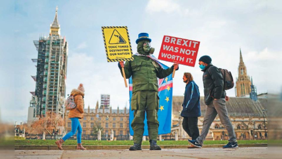 Resaca del día después. Un militante proeuropeo protesta en la capital británica. “El Brexit no valió la pena”, reza su pancarta.