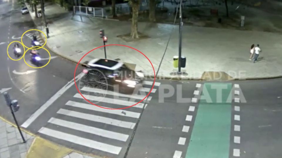 El auto en el que viaja Carolina Piparo escapa luego del atropello.