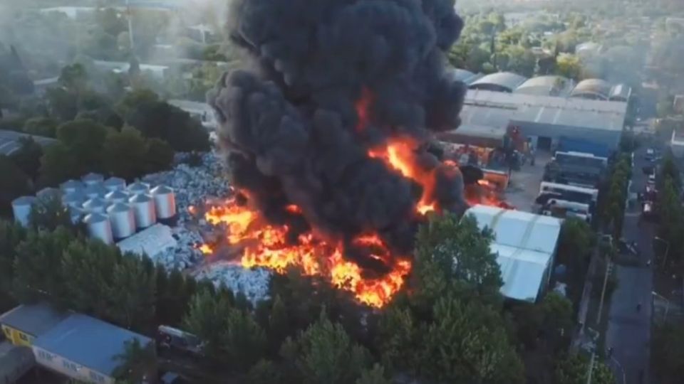Feroz incendio en una fábrica de plásticos en General Pacheco, Tigre.