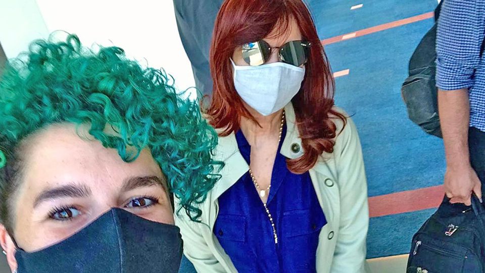 Cristina embarcando ayer a El Calafate en donde pasará el verano. La coordinadora del vuelo se tomó una selfie y le agradeció su gestión.