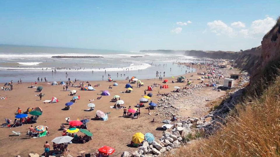 Espacio. En algunas zonas de la costa las autoridades consiguieron que se respete el distanciamiento.