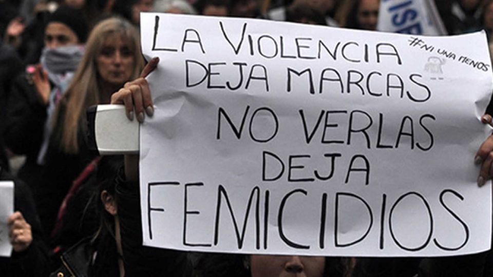 Manifestante levanta una pancarta en un intento por visibilzar las existencia de los femicidios.
