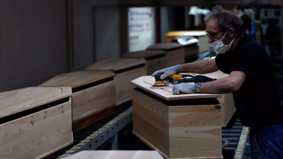 "La madera es escasa, especialmente el pino, que es el más barato", dijo Auriel Suárez, propietario de Universal Caskets Manufacturing Corporation en el este de Los Angeles.