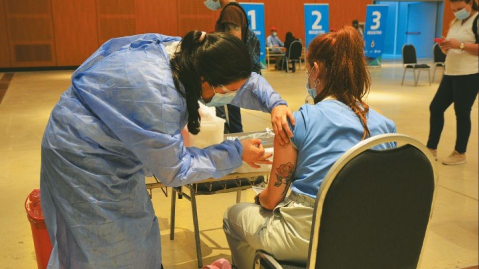 LOS MÉDICOS, PRIMERO. El plan de vacunación se puso en marcha en Córdoba con los profesionales de la salud en el Centro de Convenciones.