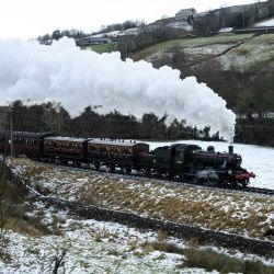 El servicio de tren de vapor 'Mince Pie Special' recorre la línea de Keighley y Worth Valley Railway pasando por campos cubiertos de nieve cerca del pueblo de Haworth, en el norte de Inglaterra. | Foto:Oli Scarff / AFP