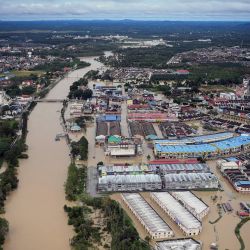 Una vista aérea muestra que el distrito de Kota Tinggi está inundado de agua debido a las incesantes lluvias. | Foto:Fathin Suhaira Abd Rahim / BERNAMA / DPA