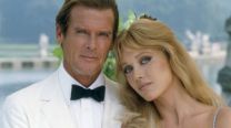 Tanya Roberts y Roger Moore