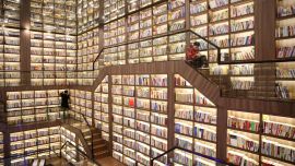 Esta foto muestra a personas leyendo libros en una biblioteca con techo de espejos en Shaoyang, en la provincia central china de Hunan.