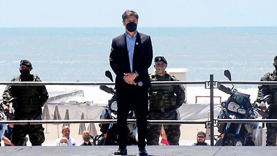 Asesores bonaerenses recomiendan un toque de queda sanitario a Axel Kicillof.