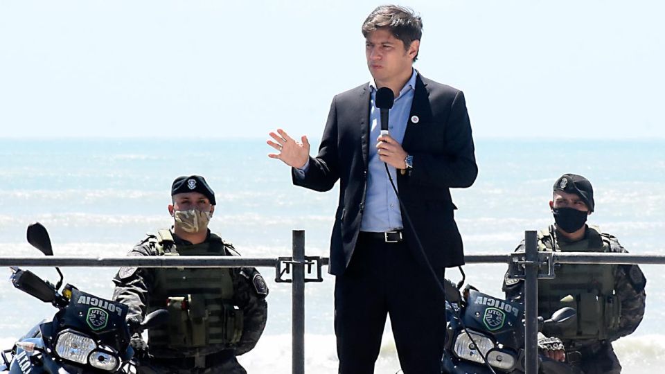 Asesores bonaerenses recomiendan un toque de queda sanitario a Axel Kicillof.