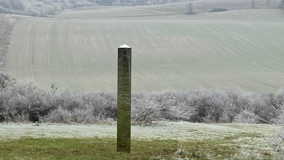 Extraña aparición de un monolito en Salisbury, Reino Unido