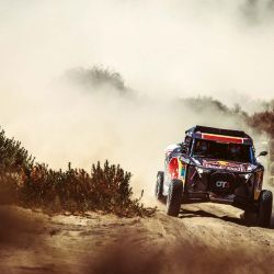 Tras llegar a meta, y después de la algarabía por lo logrado, Cristina recibió la visita de la mismísima Jutta Kleinschmidt, la última mujer que había ganado una etapa en el Rally Dakar. 