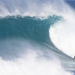 El surfista estadounidense Zeke Lau monta una ola durante la práctica en la costa norte de Oahu en Haleiwa, Hawai. - Los surfistas profesionales se están preparando para el comienzo de la temporada del campeonato de la World Surfing League 202, para el evento que se llevará a cabo en Sunset Beach en Hawai. | Foto:Brian Bielmann / AFP
