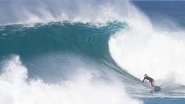 El surfista estadounidense Zeke Lau monta una ola durante la práctica en la costa norte de Oahu en Haleiwa, Hawai. - Los surfistas profesionales se están preparando para el comienzo de la temporada del campeonato de la World Surfing League 202, para el evento que se llevará a cabo en Sunset Beach en Hawai.