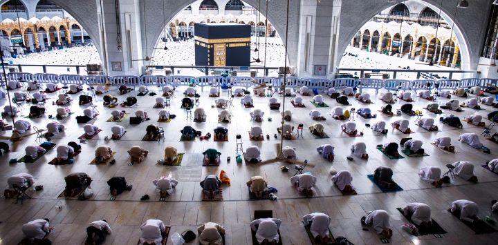 Las peregrinaciones musulmanas se mantienen a una distancia segura mientras circunvalan la Kaaba, durante las oraciones del viernes en la Gran Mezquita de la ciudad santa de La Meca.