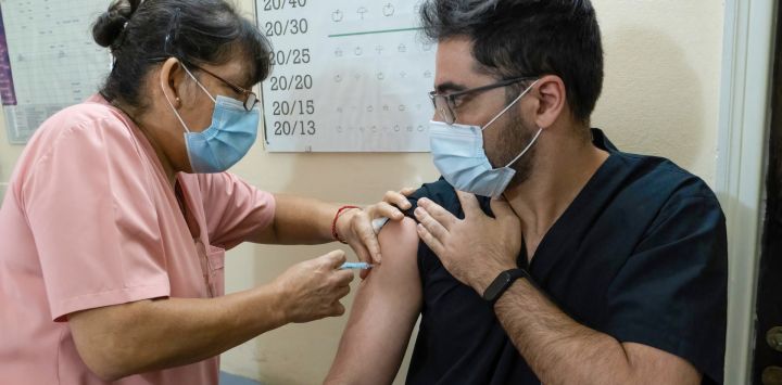 Un trabajador de la salud recibe una dosis de la vacuna rusa Sputnik V contra el coronavirus (COVID-19) en el hospital Gral San Martín de Firmat.